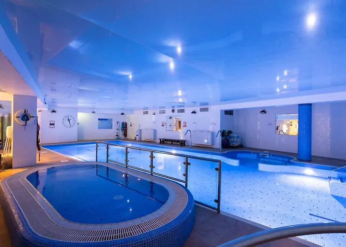 Harbour & Leisure Centre Отель Скалл